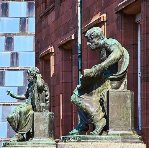 Two philosopher statues in front of KG1 and UB Freiburg.