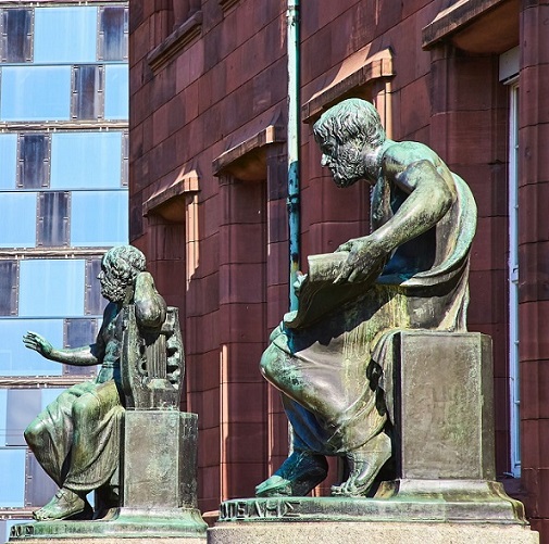 Two philosopher statues in front of the KG1 and UB Freburg.